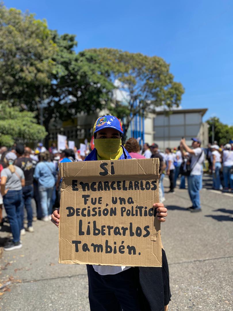 Encerrarlos fue una decisión política.
Liberarlos, también.