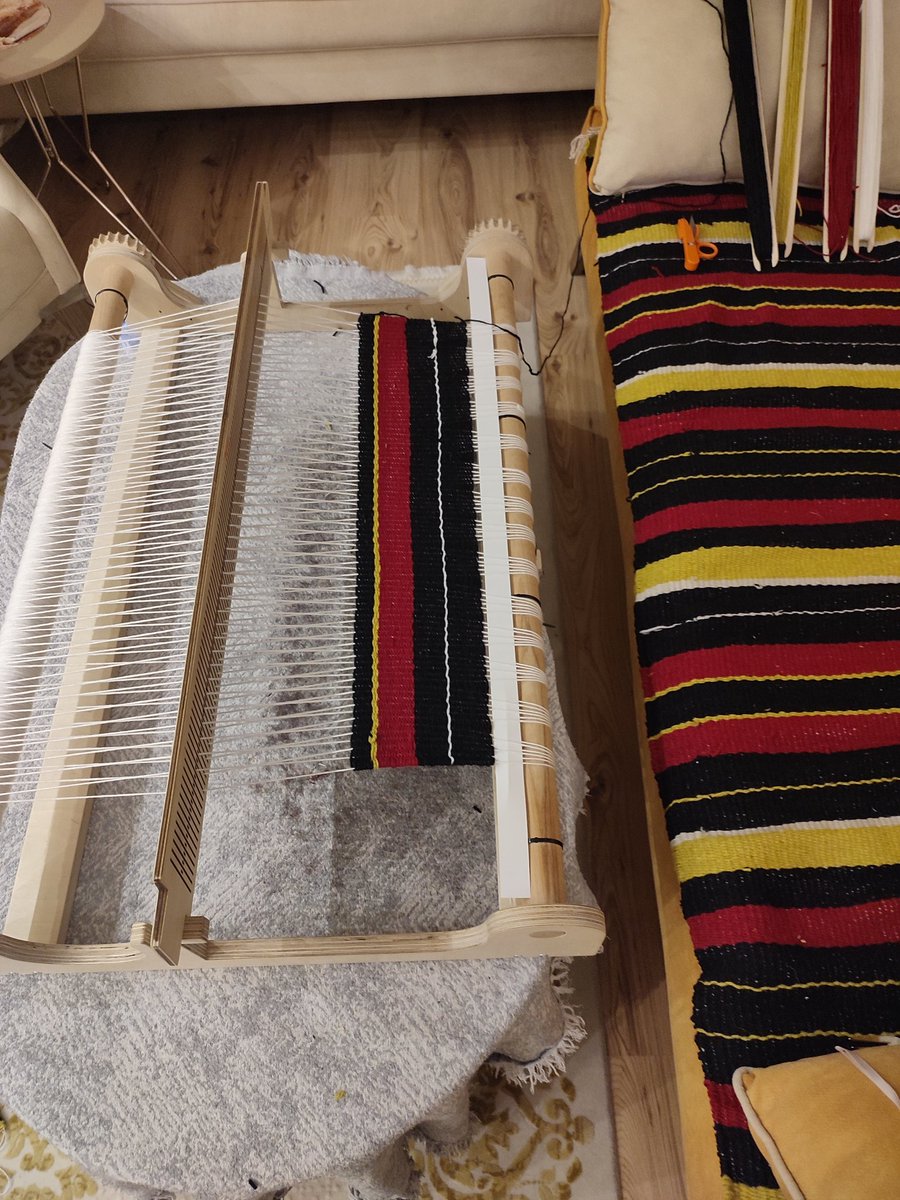 Ago_Mutish's tweet photo. Hem geleneği yaşatıyoruz hem vaktin nasıl aktığını anlayamıyoruz.
Kullandığım renkleri ve modeli geleneksel Pomak dokumalarından alıyorum 
#dokuma #kilim #tkaeni #razboy #platno #Pomatskiiram #Vodina #Karacaova #Pomaklar https://t.co/LFFEA6wpuX