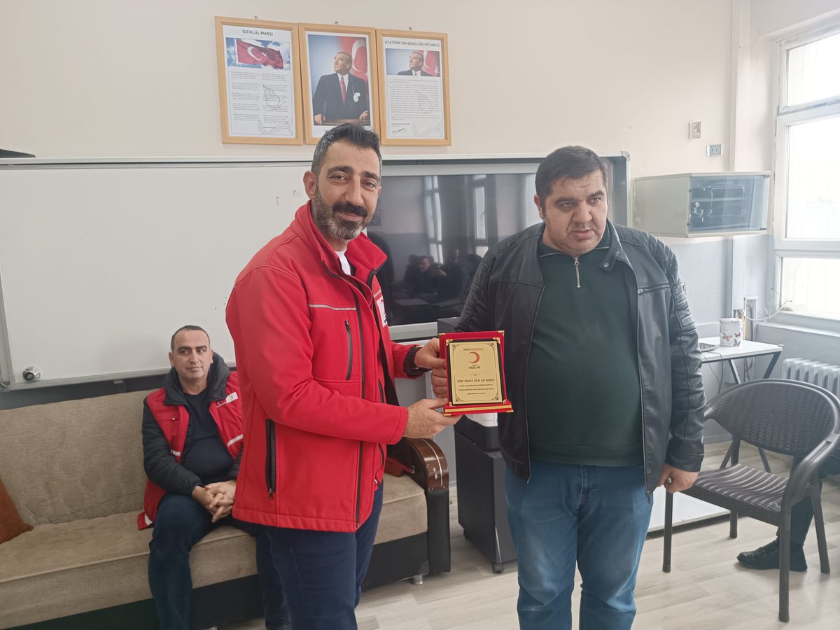 FerhatO08730206's tweet photo. Kızılay tarafından okulumuz öğrencilerine eğitim verilip öğretmen ve velilerimiz tarafından kan bağışında bulunuldu. Emeği geçen herkese teşekkür ederiz. https://t.co/Jffr9GyWSM