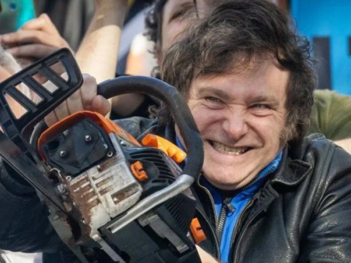 GeopoliticaHoj's tweet image. 🇦🇷O Senado da Argentina aprovou a proposta de reforma enviada por Milei que ACABA com vários DIREITOS TRABALHISTAS no país. O projeto prevê:

Jornada de trabalho de 12h.
Fim das horas extras remuneradas.
Fim do pagamento para afastamento médico.
Fim das férias de 30 dias.