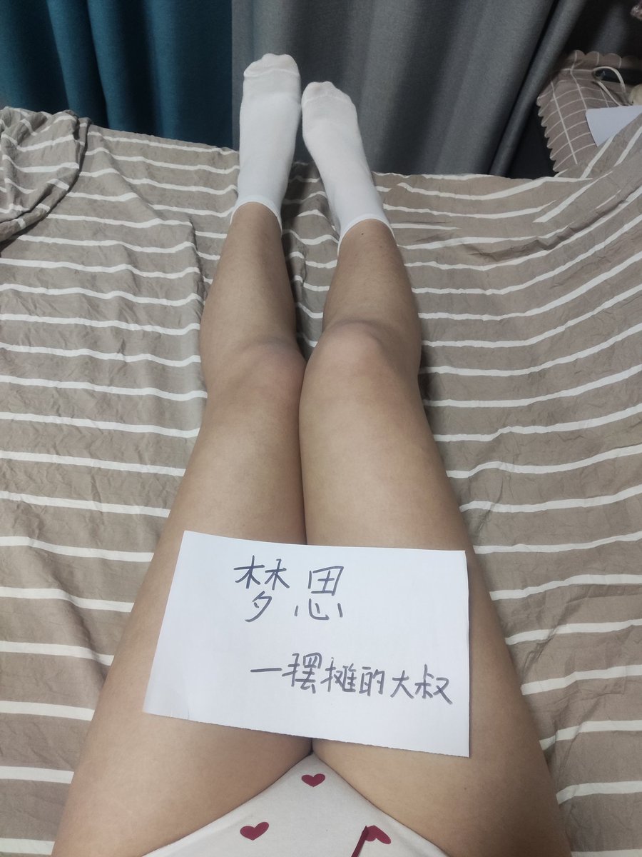 享浙江温州梦<a href="/mengsiyw/">梦思（原味）</a> 的内袜,卖原不久.处女.
打开密封,都略微臭着,内略湿,带着骚气,经历过尿的洗礼.
裆,原分泌正常,黄一块,贴闻阴臭飘着,但尿骚更重些,早知选不带尿了.臭味仍有且放大了,分泌味估变稀释些,整体还算ok.
袜味轻,微臭,脚尖还是酸酸口,颜色较淡,再穿估计美味很多,可再进步.
#原味内内
