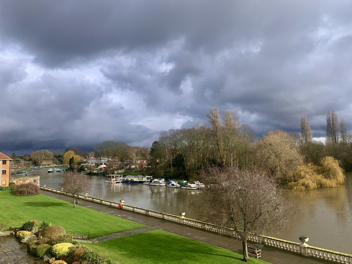 ruths_gallery's tweet image. Dark clouds eventually dropped heavy rain showers over Twickenham this afternoon. 

#raindrops #twickenham #clouds #loveukweather @metoffice