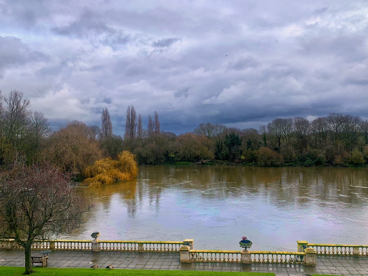 ruths_gallery's tweet image. Dark clouds eventually dropped heavy rain showers over Twickenham this afternoon. 

#raindrops #twickenham #clouds #loveukweather @metoffice
