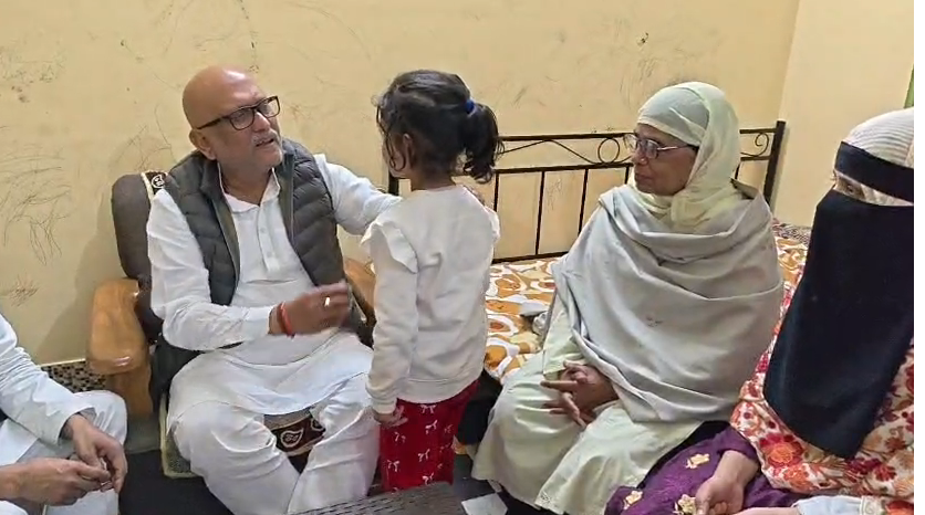 bstvlive's tweet photo. लखनऊ: पतंग के मांझे से युवक की मौत का मामला
➡कांग्रेस प्रदेश अध्यक्ष पहुंचे पीड़ित परिवार के घर
➡पीड़ित परिवार को हरसंभव मदद का आश्वासन
➡CM को पत्र लिखकर मुआवजे की करेंगे मांग-अजय
➡हैदरगंज फ्लाईओवर पर पतंग के मांझे से हुई थी मौत
#LucknowTragedy #KiteStringAccident @kashikirai