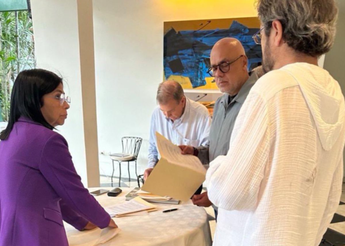 Edmundo pactó su salida del país con Jorge y Delcy Rodríguez para irse a un exilio dorado en Madrid, dejando atrás a miles de venezolanos presos -cuando no muertos- por defender su triunfo electoral, ¿pero la basura soy yo?