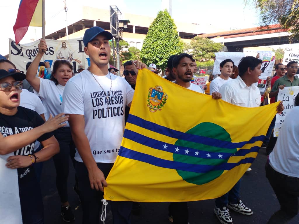 ArturoVallee's tweet photo. JUVENTUD DE GUAYANA
con tú legado y trascendencia de Lucha Férrea por la LIBERTAD, hoy en tú día, fuimos participé de la convocatoria Nacional a salir a las Calles del País, pero también, para expresarle al Régimen Interino represor que tiene los días contados, y será éste 2026. https://t.co/xG0xNPWfIm