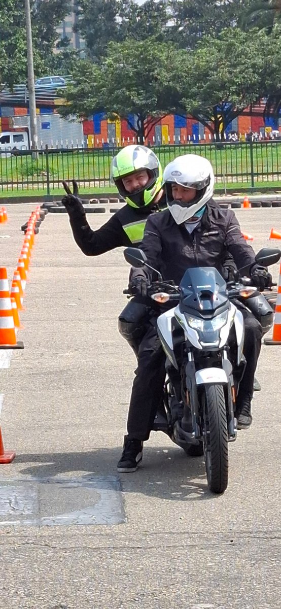 Junto a <a href="/ANDI_Motos/">Cámara de la Industria de Motocicletas de la ANDI</a> y <a href="/rideprocolombia/">RIDE PRO</a> celebramos a los periodistas de Colombia, aliados de la seguridad vial. Gracias por informar, educar y rodar con responsabilidad. 🏍️📰💙
<a href="/Sebas22mg/">Sebastián Montañez</a> <a href="/NoticiasRCN/">Noticias RCN</a> <a href="/elespectador/">El Espectador</a> <a href="/CaracolRadio/">Caracol Radio</a> <a href="/RevistaSemana/">Revista Semana</a> <a href="/ValoraAnalitik/">Valora Analitik</a> <a href="/observauto/">ObservAuto</a>
