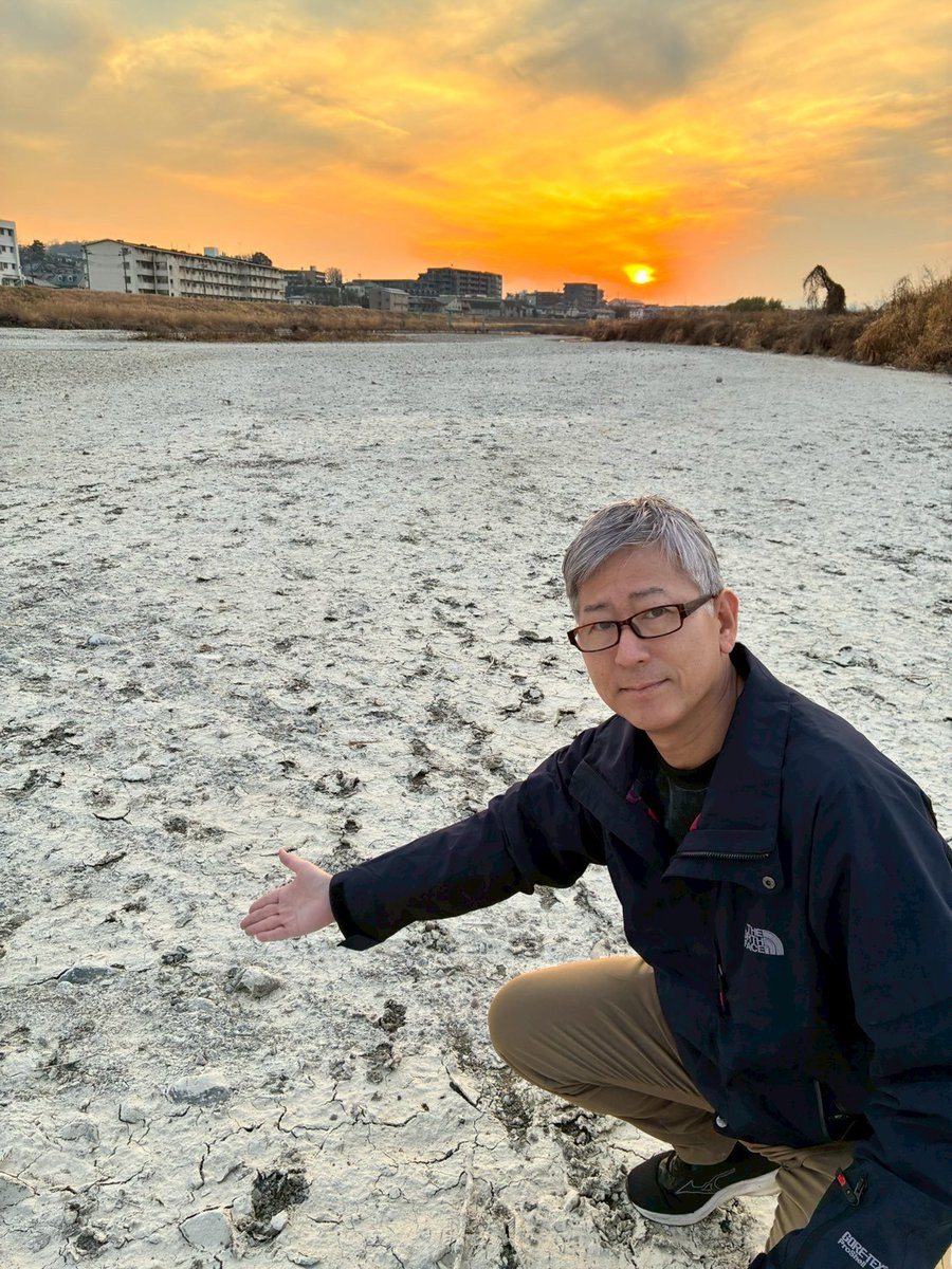 nobu_koguchi's tweet photo. 先日、昔住んでいた高幡不動駅近くの浅川（多摩川の支流）に立ち寄ったところ、渇水で流れが消えていて驚きました。

給水制限のニュースを耳にする機会が増えていますが、このまま雨が降らなければ都内でも水不足になるのではないかと心配になりました。

いっそう節水を意識して過ごさないといけませんね。
#渇水　#節水　#浅川　#調布をアップデート