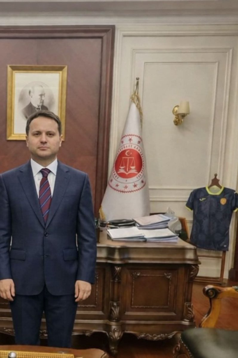 Adalet Bakanı olarak atanan Akın Gürlek'in makamında bulunan Ankaragücü forması dikkat çekti...