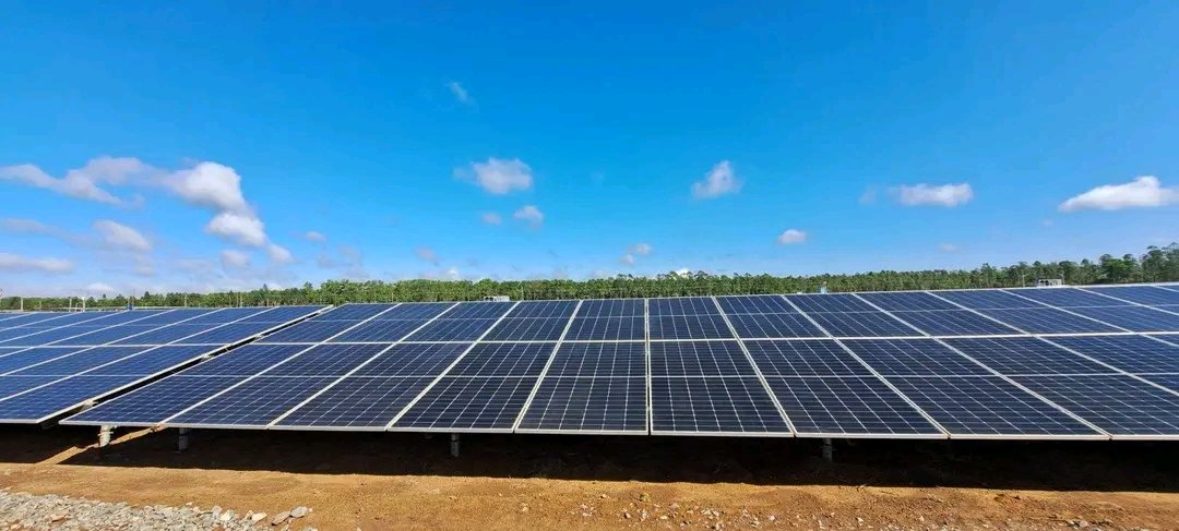 La energía fotovoltaica en #Cuba superó los 900MW en el segmento del día de mayor radiación solar. Cuando el Imperio apuesta por ahogarnos energéticamente se demuestra la valía del cambio de matriz en la que se ha trabajado y se continúa laborando de manera intensa. #CubaVencerá