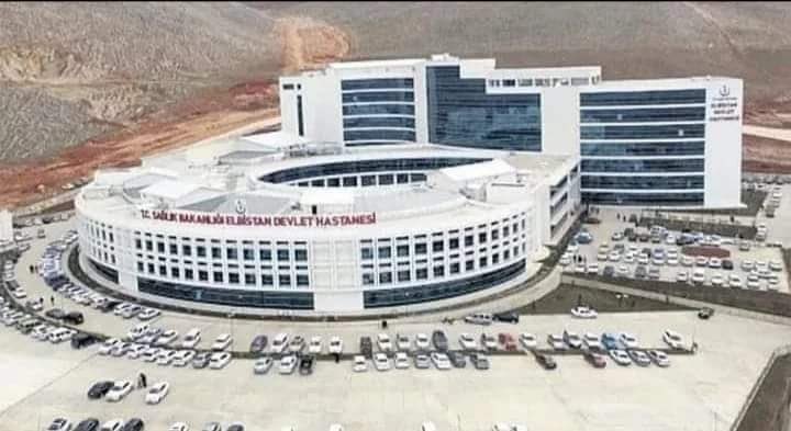 Elbistan Devlet Hastanesi’nin fay hattının üzerinde olmasına rağmen depremlerde hasarsız şekilde ayakta kalmasının sebebi kader değil, Sismik İzolatör Sistemidir.