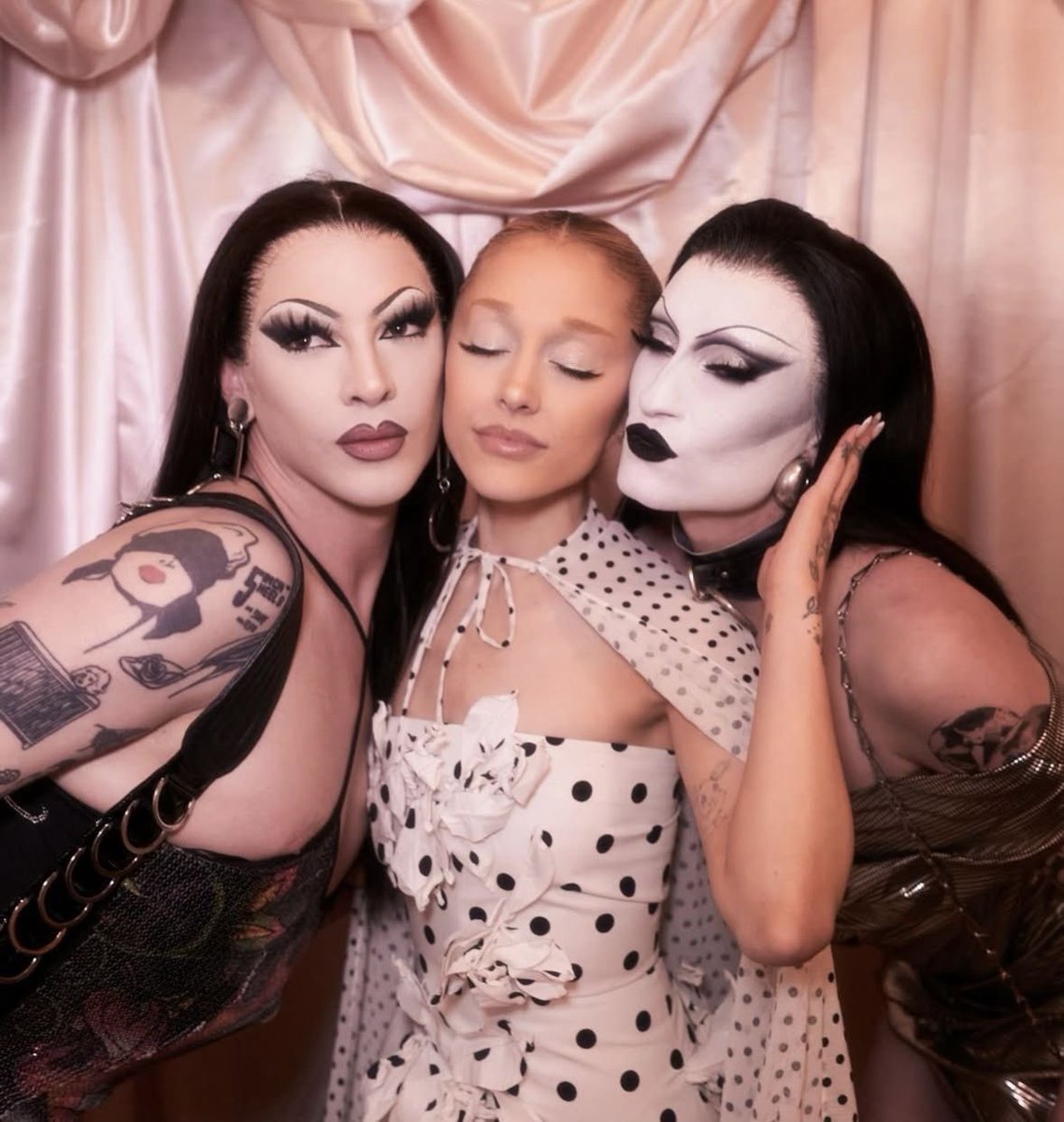 MÃE! Ariana Grande comentou que, pra ela, a maior honra não são prêmios como o Oscar, mas ver uma drag queen se apresentando em um bar gay com um look inspirado nela.