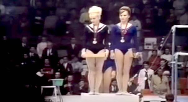 Prý gesta na olympiádu nepatří. Hloupost. 

Patří se ukázat, když se děje zlo a nespravedlnost.