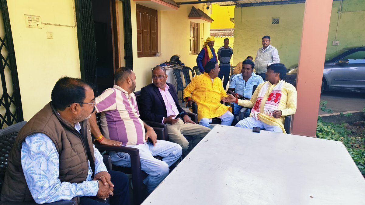 आज नावाडीह स्थित प्रेम यादव जी के आवास पर शिष्टाचार मुलाकात कर नगर निगम चुनाव की वर्तमान परिस्थितियों एवं भावी रणनीति पर विस्तृत चर्चा की। इस अवसर पर भाजपा समर्थित मेयर प्रत्याशी श्री संजीव अग्रवाल जी के पक्ष में सहयोग एवं समर्थन का आग्रह किया।

इसके उपरांत सिंदरी नगर स्थित भाजपा