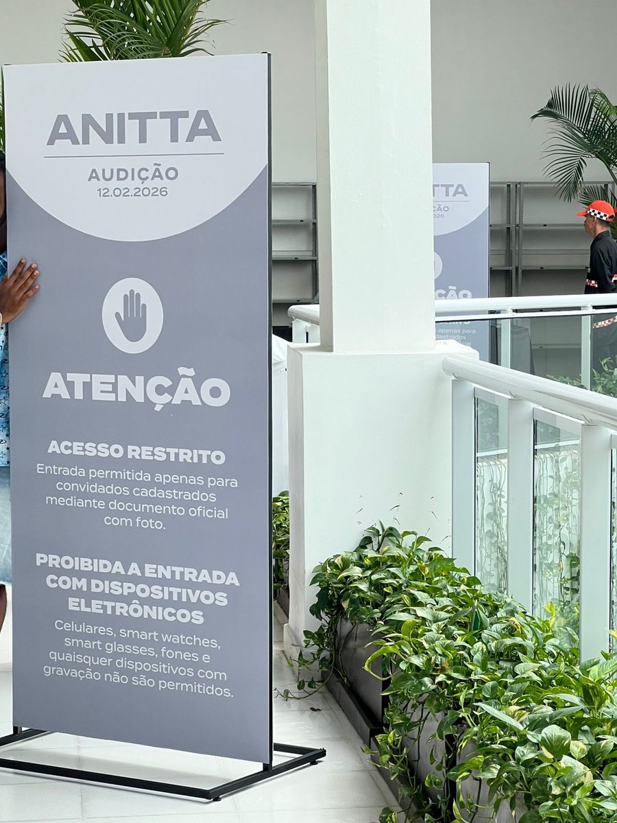 AnittaPress's tweet image. CHEGUEI PRA OUVIR O ÁLBUM DO ANO