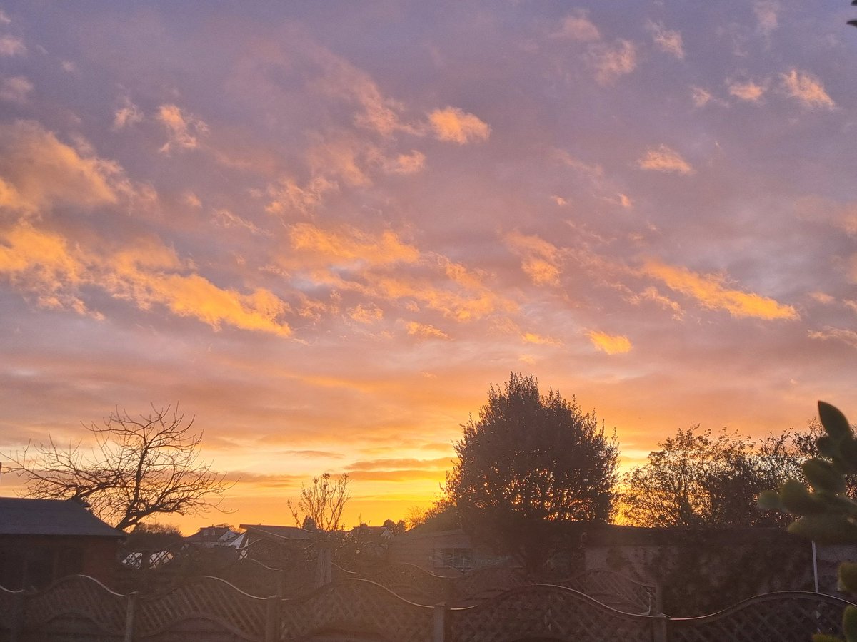 Gorgeous sunset right now over Surrey 😍 #loveukweather