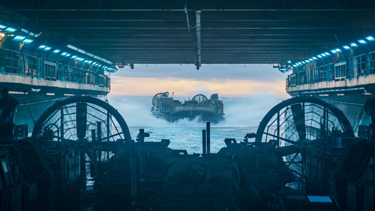 USNavy's tweet image. Delivering force ⚓

U.S. Navy landing craft, air cushion with Assault Craft Unit 5, conduct ship-to-shore operations aboard Wasp-class amphibious assault ship USS Boxer (LHD 4) in the Pacific Ocean.

 The 11th Marine Expeditionary Unit, I Marine Expeditionary Force, is…