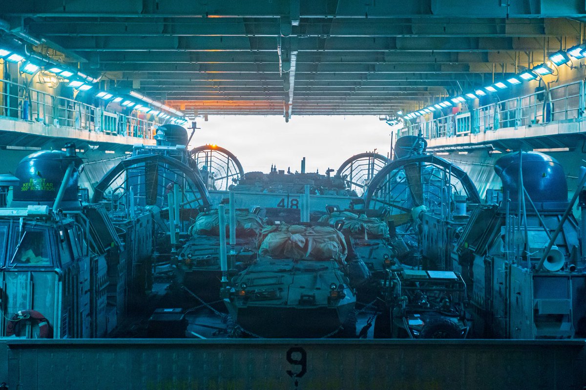 USNavy's tweet image. Delivering force ⚓

U.S. Navy landing craft, air cushion with Assault Craft Unit 5, conduct ship-to-shore operations aboard Wasp-class amphibious assault ship USS Boxer (LHD 4) in the Pacific Ocean.

 The 11th Marine Expeditionary Unit, I Marine Expeditionary Force, is…