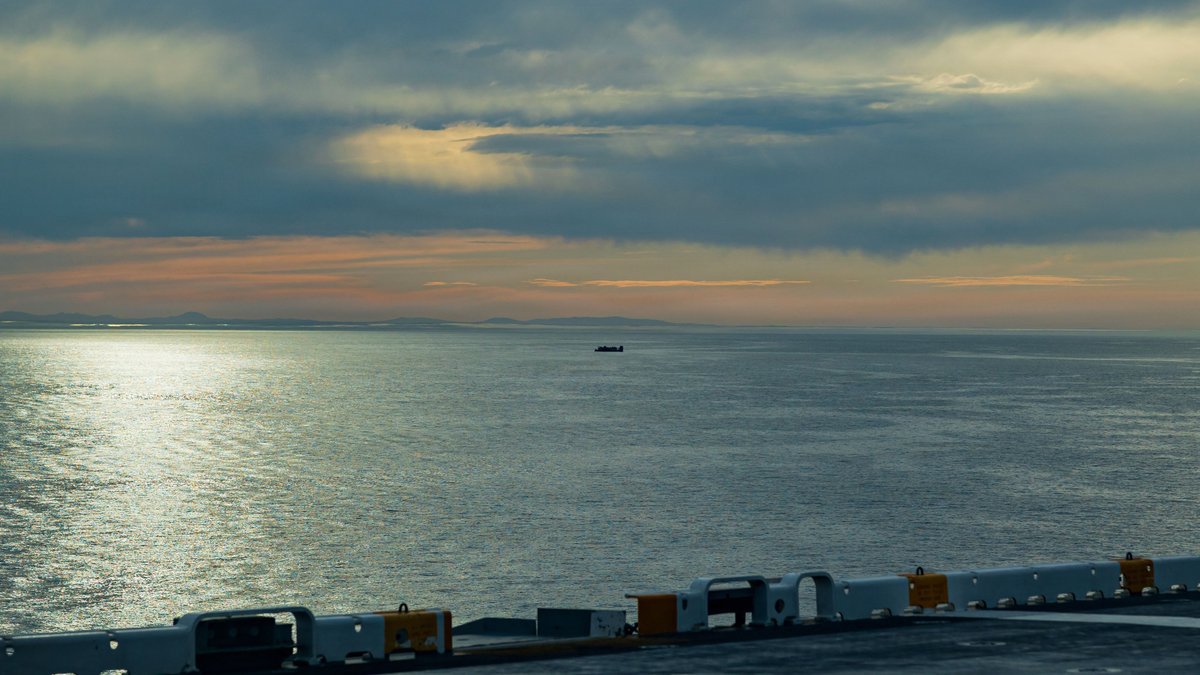 USNavy's tweet image. Delivering force ⚓

U.S. Navy landing craft, air cushion with Assault Craft Unit 5, conduct ship-to-shore operations aboard Wasp-class amphibious assault ship USS Boxer (LHD 4) in the Pacific Ocean.

 The 11th Marine Expeditionary Unit, I Marine Expeditionary Force, is…