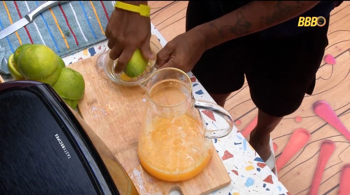timaocomedilson's tweet photo. É ele 🍊🔥
Já garantiu o almoço da galera e agora tá lá… fiel ao ritual do suco de laranja de todo dia. Disciplina de atleta dentro e fora do jogo, viu? 😅💪Quem aí aceitaria um almoço feito pelo Edilson + suquinho natural no VIP? 🏆👀 
#EdilsonNoBBB26 #TimedoEdilson #BBB26 https://t.co/2QuwXzTsDQ