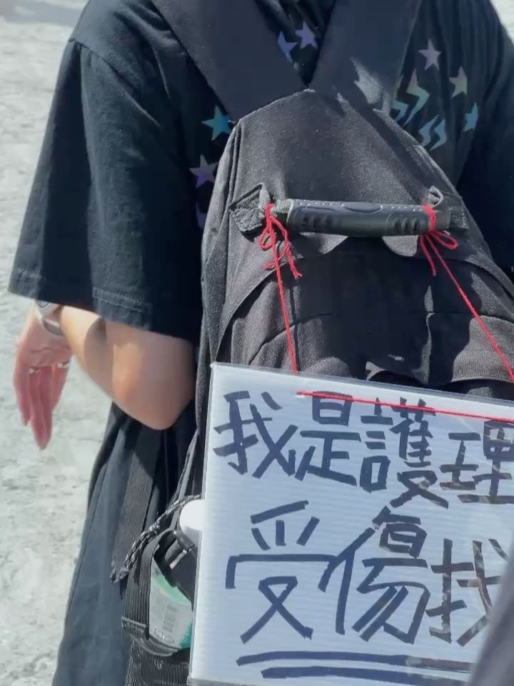 2Strong's tweet image. Turns out happiness is this simple: 一份warm and healing的clear broth noodles就够了。