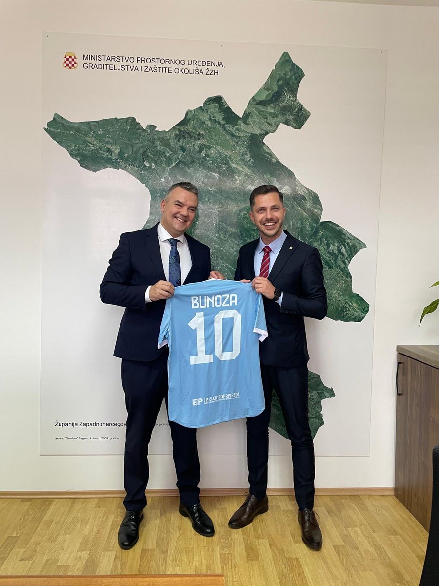 BunozaDavor's tweet photo. Konstruktivan i sadržajan sastanak u Posušju s ministrima ZHŽ Lončarom i Širićem te načelnikom Begićem. 🤝

Razgovarali smo o usklađivanju 🇪🇺 propisa te o pitanju državne imovine - koje trenutačno ozbiljno koči razvoj ŽZH i Posušja. Ovo pitanje moramo riješiti žurno i odgovorno, u interesu cijele 🇧🇦.

Posebna pohvala mladoj ekipi na energiji, znanju i jasnoj viziji razvoja.