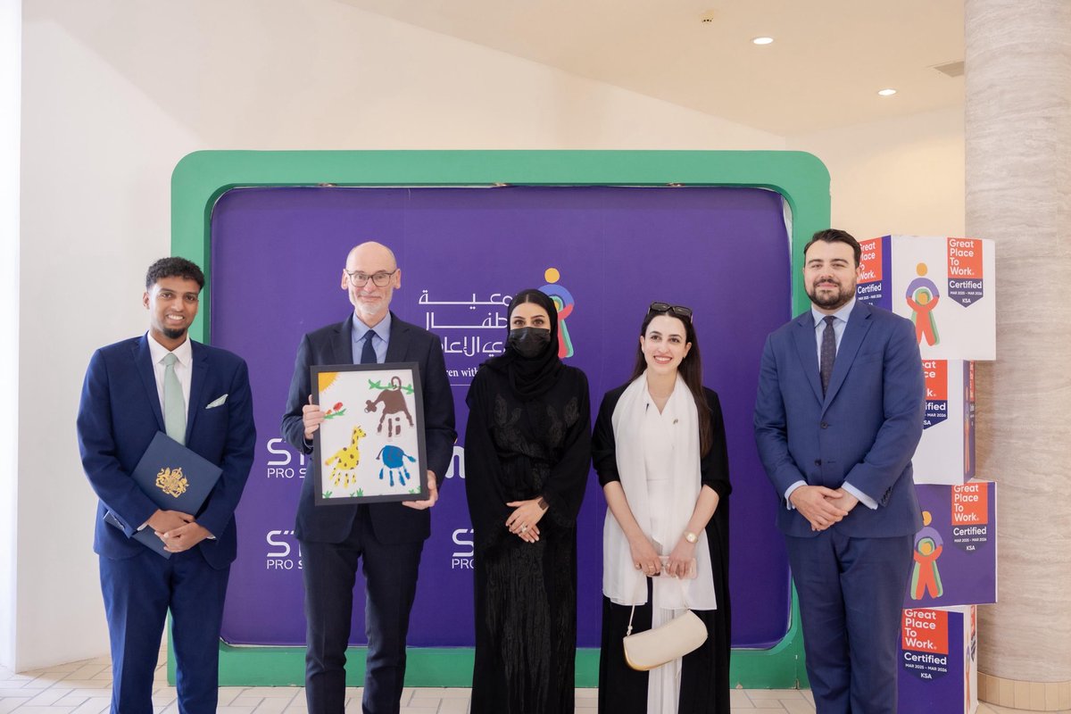 Fahdafahadk's tweet photo. استقبلت اليوم في جمعية الأطفال ذوي الإعاقة بالرياض @CWDA_SA السفير ستيفن هيتش@SCHitchenFCDO ،  سعادة سفير المملكة المتحدة لدى المملكة العربية السعودية@UKinSaudiArabia 

كانت فرصة لتعريفه على برامج الجمعية التعليمية والتأهيلية ولقاء الأطفال من ذوي الإعاقة، ومشاهدة أثر عملنا اليومي في تعزيز الشمولية وتمكينهم

شاهد سعادة السفير الجلسات العلاجية والأنشطة الفنية والتربوية، والتقى بكوادرنا وأطفالنا، ورأى عن قرب التقدم والإنجازات اليومية التي تحققها الجمعية، في سياق تقدم المملكة في دعم الأطفال من ذوي الإعاقة وتوفير الفرص المتساوية لهم

زيارة ساعدة السفير ستيفن هيتشن تؤكد أن الشمولية وتمكين الأطفال من ذوي الإعاقة رسالة عالمية تتجاوز الحدود، وأن لكل طفل الحق في التعلم والنمو والمشاركة الفاعلة في المجتمع