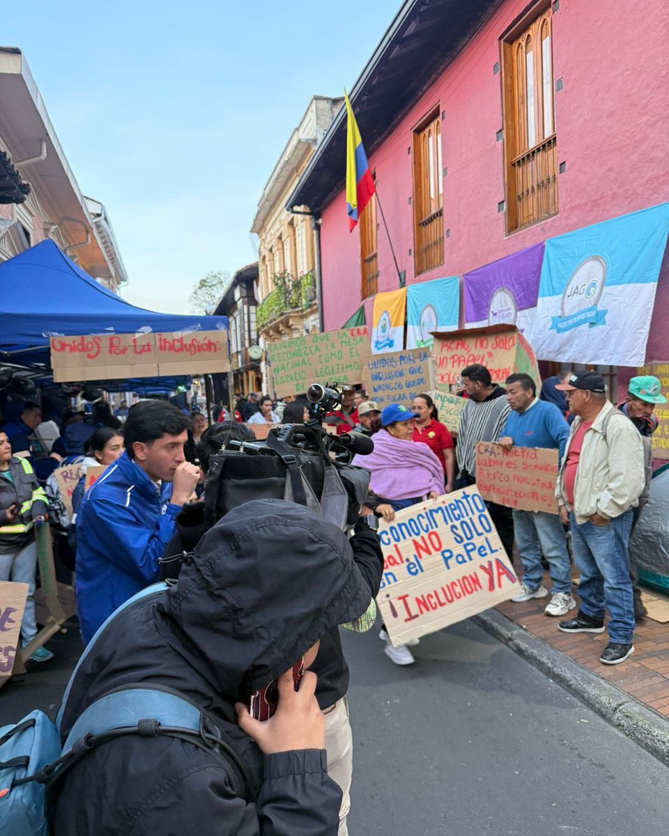 ASOARPLT's tweet photo. Hoy escribimos historia
La comunidad recicladora salió a las calles a defender lo justo. Mantenemos limpia la ciudad, recuperamos lo aprovechable, protegemos el planeta. Nuestros derechos NO se negocian. ¡MESA NACIONAL YA! https://t.co/Pco2SKD8vJ