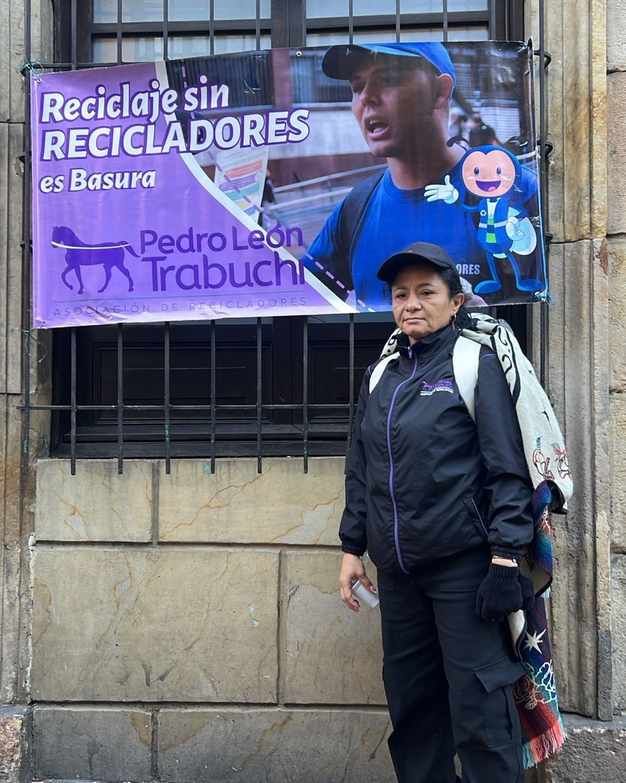 ASOARPLT's tweet photo. Hoy escribimos historia
La comunidad recicladora salió a las calles a defender lo justo. Mantenemos limpia la ciudad, recuperamos lo aprovechable, protegemos el planeta. Nuestros derechos NO se negocian. ¡MESA NACIONAL YA! https://t.co/Pco2SKD8vJ