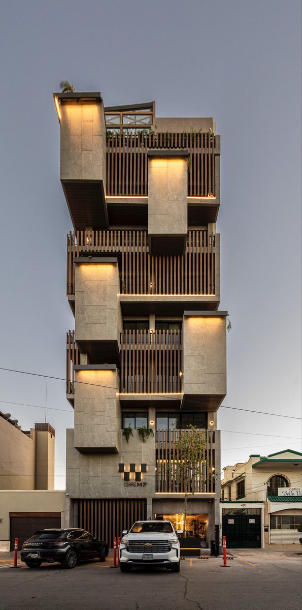 1_DIA's tweet photo. ¿Cuánta luz es suficiente?
Torre M7 @ARQMOV  + @1_DIA, la respuesta: la justa para ser admirada, sin molestar.
Sistemas #iluminacion lineales RGBW, rasantes de luz, arbotantes y lineakes transforman la fachada en diálogo con el contexto urbano.
La luz es vehículo de comunicación. https://t.co/JDL1zV4orc