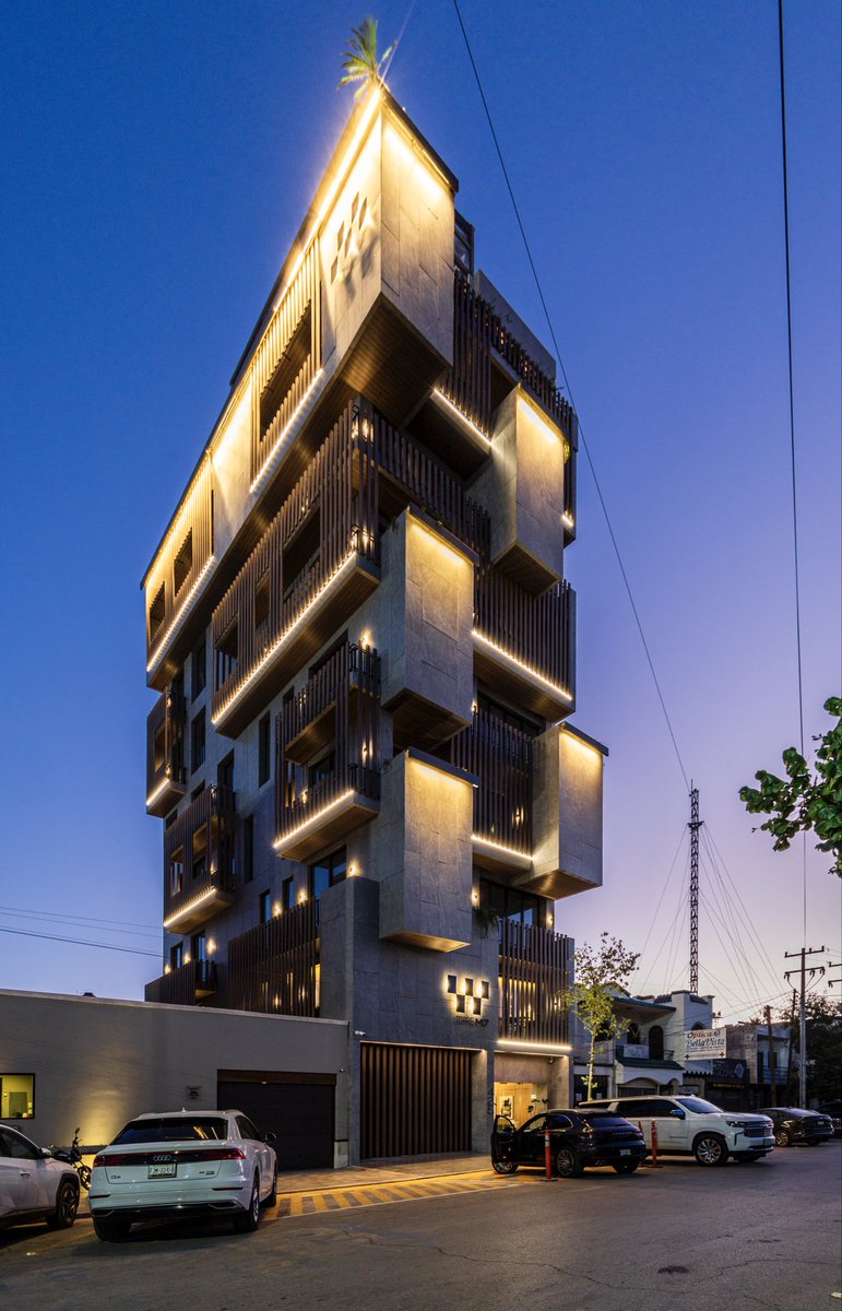 ¿Cuánta luz es suficiente?
Torre M7 <a href="/ARQMOV/">ARQMOV WORKSHOP</a>  + <a href="/1_DIA/">1er[DIA]</a>, la respuesta: la justa para ser admirada, sin molestar.
Sistemas #iluminacion lineales RGBW, rasantes de luz, arbotantes y lineakes transforman la fachada en diálogo con el contexto urbano.
La luz es vehículo de comunicación.