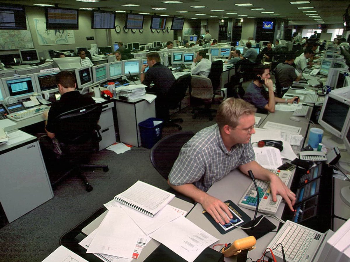 It is reported that Enron cannot keep up with accounting meetings, and that its audit committee is not knowledgeable about the company’s financial situation. 

The Securities and Exchange Commission (SEC) opens an investigation into Enron’s finances.