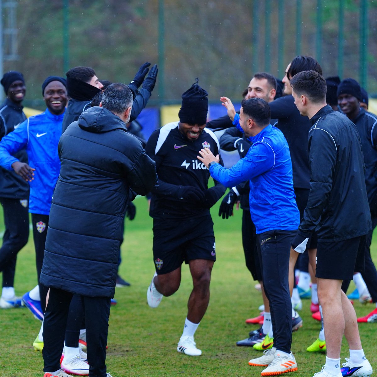 Ege1919_'s tweet image. Luccas Claro takıma geri döndü. Galatasaray maçında kadroda olup olmayacağı belli değil.