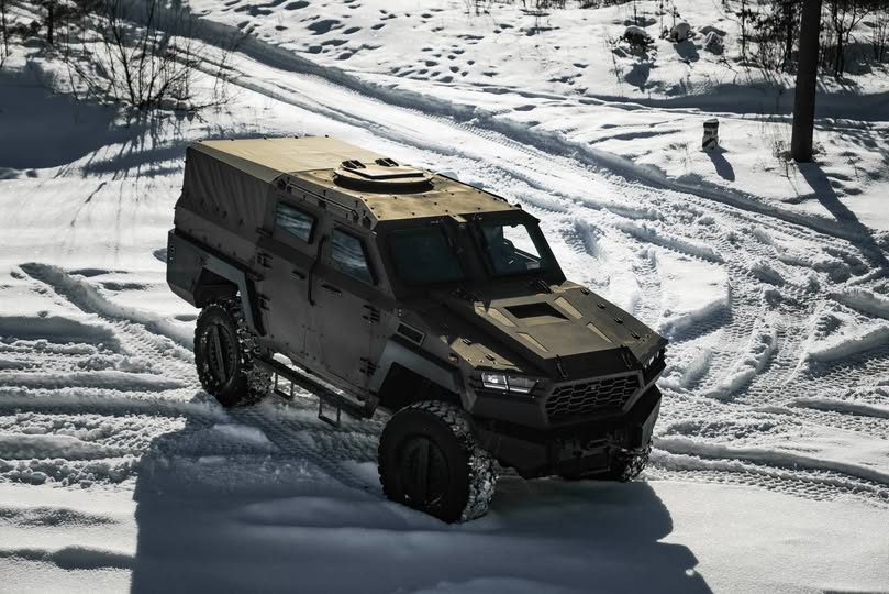 "Українська компанія Inguar Defence показала новий бронеавтомобіль, який заточений під перевезення операторів БПЛА."  Підарські ФПВішки злетяться на цей ББМ як мухи на мед, знаючи, що в ньому їдуть БПЛАшники!!