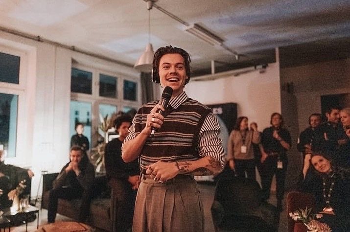 7Osloveontour's tweet image. and when harry shows up to the listening parties again like he did last time