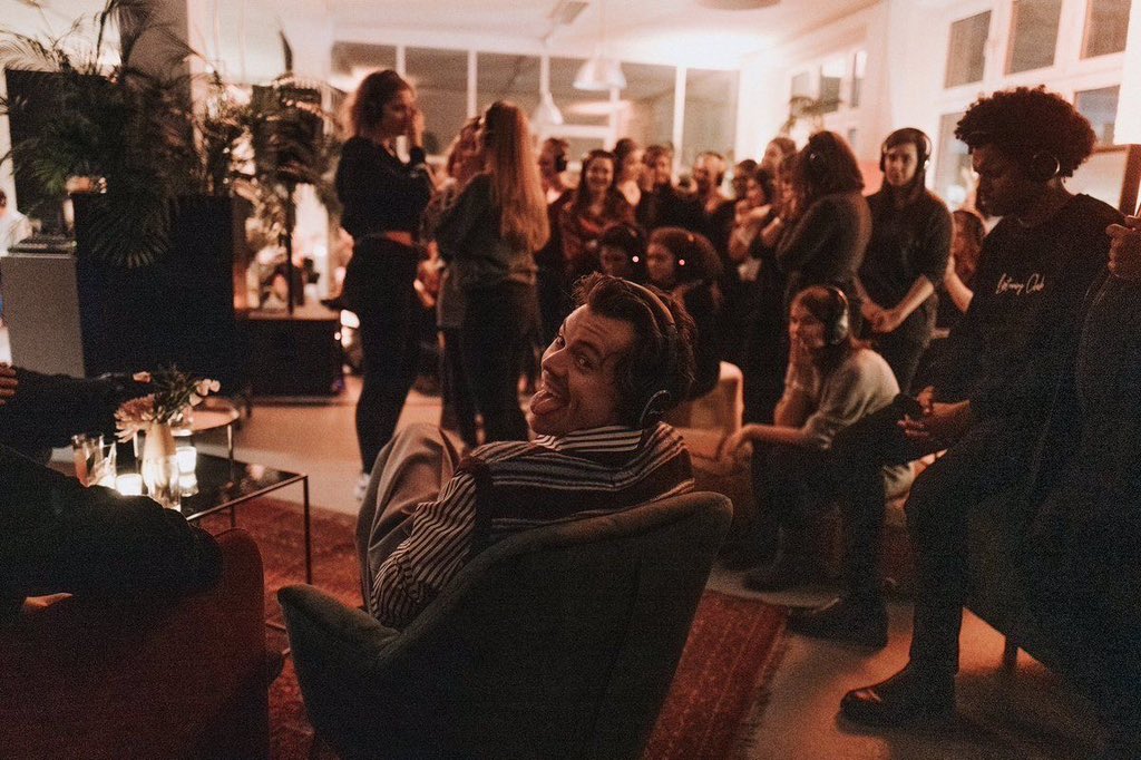 7Osloveontour's tweet image. and when harry shows up to the listening parties again like he did last time