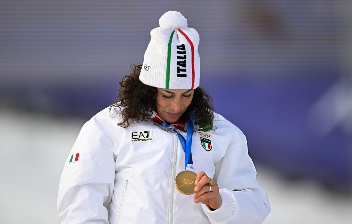 quindicizero's tweet photo. Sapete qual è il bello dei Giochi Olimpici? 

Che quando pensi di averle viste tutte, ma proprio tutte, arrivano delle sorprese inaspettate. 

Inaspettate sì, ma soprattutto BELLE. 

Francesca Lollobrigida ci aveva già stupito qualche giorno fa con l'oro nei 3000 metri. 

A 35 anni, dopo una gravidanza e una brutta infezione virale (con l'ipotesi del ritiro in entrambi i casi), Francesca è stata capace di superare qualsiasi limite. 

Anche oggi, proprio quando sembrava non averne più nell'ultimo giro, ha superato se stessa per l'ennesima volta e ci ha regalato un'altra gioia indescrivibile. 

Si possono usare mille aggettivi, quelli che volete, ma forse è meglio far parlare le immagini e le emozioni che stiamo vivendo tutti. 

Grazie, Francesca. 

Ma non solo Francesca, perché non ci siamo mica dimenticati di Federica. 

Federica ad aprile vede concretizzarsi un incubo. 

La caduta nello slalom gigante ai campionati italiani di Moena è più che dolorosa: frattura scomposta pluriflammentaria del piatto tibiale e della testa del perone della gamba sinistra, oltre alla rottura del legamento crociato anteriore del ginocchio sinistro.

Il sogno di partecipare ai Giochi Olimpici in casa sembra svanire. 

A Dicembre torna a gareggiare in tempi record, si presenta a Cortina come portabandiera sulle spalle di Amos Mosaner.

Per tanti sarebbe già un traguardo esserci, ed andrebbe più che bene effettivamente. 

Poi succede che decidi di scendere nel SuperG come se nulla fosse mai accaduto, come se fossi nel tuo stato di forma migliore. 

Quando nessuno, ma proprio nessuno (neanche lei stessa) sembrava poter credere a una medaglia, ecco che arriva l'urlo della tigre. 

Grazie Federica, Grazie Francesca, grazie a tutte le atlete e a tutti gli atleti che ci ricordano ogni giorno cosa sia davvero lo sport.

Abbiamo bisogno di storie come queste. 

Abbiamo bisogno di emozionarci con storie come queste e insieme a voi. 

Grazie!