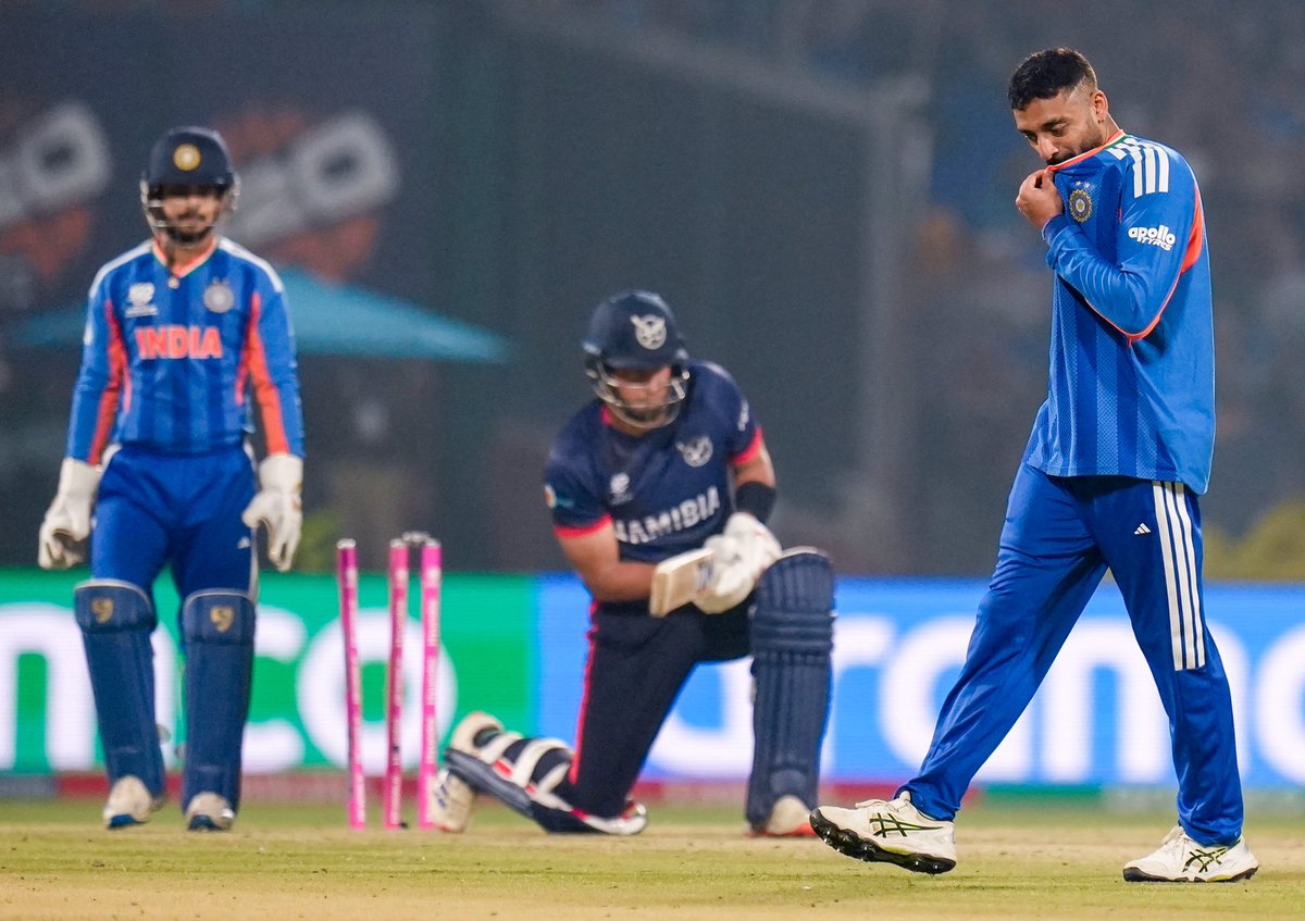 ANCHORSUJEET's tweet photo. 93-run demolition! ๐ฅ 10 wins in a row! ๐ฎ๐ณ
Ishanโs 20-ball 50 + Hardikโs 52 + Varunโs 3 wickets = Absolute Domination in Delhi.
Too hot to handle for Namibia. โก๏ธ
#INDvNAM #T20WorldCup #TeamIndia #10InARow
#HardikPandya https://t.co/EeVKKozxxG