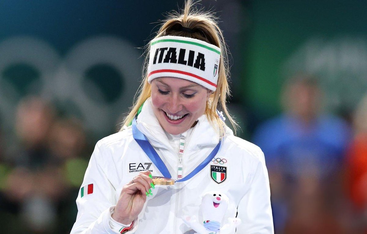 Sapete qual è il bello dei Giochi Olimpici? 

Che quando pensi di averle viste tutte, ma proprio tutte, arrivano delle sorprese inaspettate. 

Inaspettate sì, ma soprattutto BELLE. 

Francesca Lollobrigida ci aveva già stupito qualche giorno fa con l'oro nei 3000 metri. 

A 35
