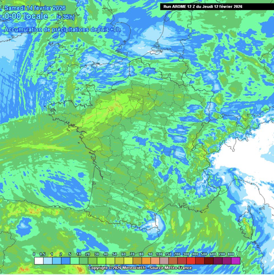 VigipreventionM's tweet photo. Pour demain, la #France reste sous l’influence d’une rivière atmosphérique toujours dynamique. La situation demeure préoccupante concernant les #crues sur le quart Ouest du pays.

Deux fronts #froids devraient traverser le pays en moins de 24 heures, apportant de nouvelles averses. Ces précipitations seront toutefois un peu moins actives que précédemment.

Le premier passage perturbé, plus actif, concernera un axe allant des Pays de la Loire à l’Île-de-France, avec des averses modérées. Cette perturbation devrait ensuite s’enrouler sur elle-même avant de glisser vers le sud.

Un second front, moins marqué et plus faible, abordera la façade atlantique avant de progresser vers l’est du pays.
En soirée, les averses pourraient être plus soutenues du côté de la Corse. La limite pluie-neige se situera autour de 1000 mètres sur le Massif central.

Côté cumuls, on attend encore 25 à 45 mm supplémentaires au cours des prochaines 24 heures entre le nord des Pays de la Loire et l’Île-de-France. Sur le reste du territoire, les précipitations devraient rester plus faibles, de l’ordre de 1 à 10 mm.