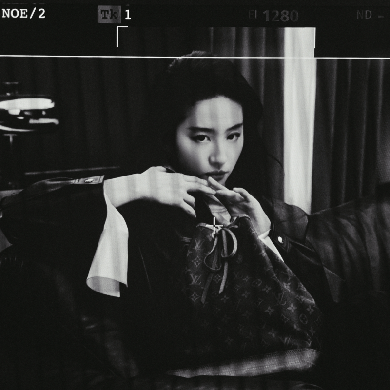 LouisVuitton's tweet photo. Le Noé. A reflection of House Ambassador Liu Yifei's effervescent joy — the Noé bag exudes a carefree sophistication. 

#LiuYifei #LVMonogram130 #LouisVuitton