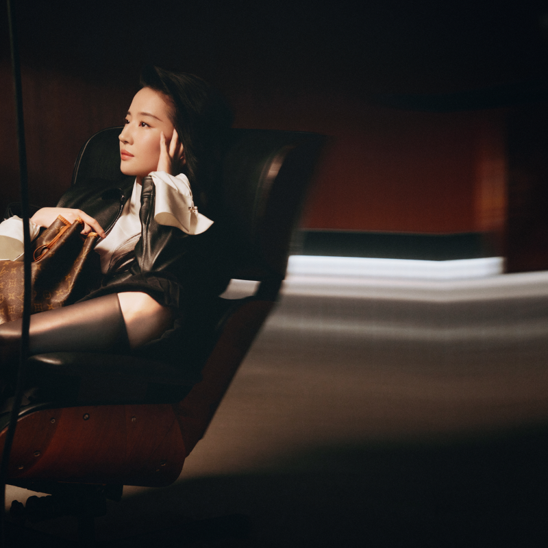 LouisVuitton's tweet photo. Le Noé. A reflection of House Ambassador Liu Yifei's effervescent joy — the Noé bag exudes a carefree sophistication. 

#LiuYifei #LVMonogram130 #LouisVuitton