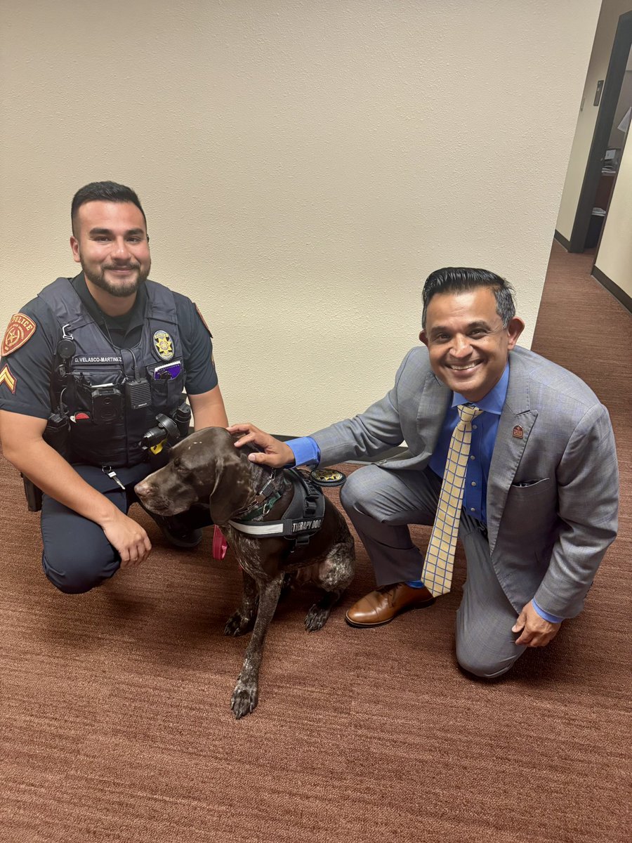 shreek_mandayam's tweet image. The most popular employee at #TXST showed up in the Division of Research today!
(Hint: it’s not the guy on the right 😄)
#TxStateResearch