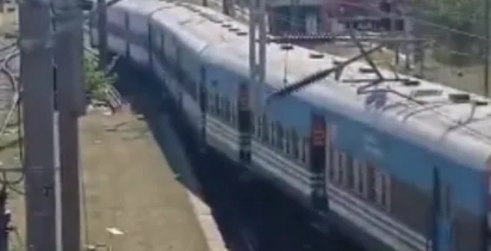 #TrenRoca | Llavallol: así descarrilaba una formación del Tren Roca. 

El episodio ocurrió el martes, la formación no llevaba pasajeros y no hubo heridos.