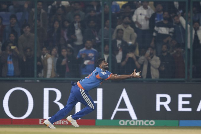 AHindinews's tweet photo. #ICCMensT20WorldCup भारत ने दिल्ली के अरुण जेटली स्टेडियम में नामीबिया को 93 रन से हराया।

वरुण चक्रवर्ती 3/7, अक्षर पटेल 2/20, 2/21

(तस्वीरें: BCCI/X) https://t.co/j9ZgzizqMC