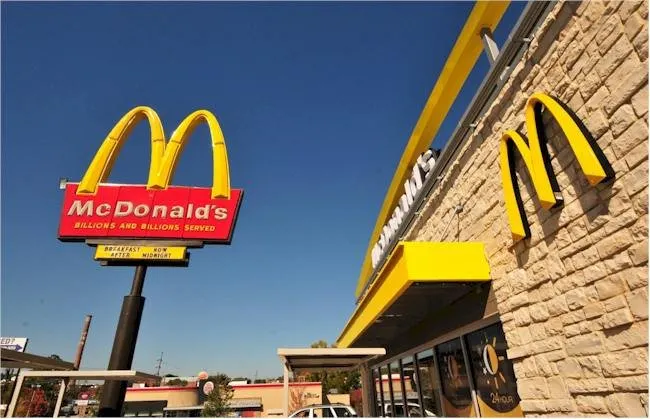 Pablo_InvestBE's tweet photo. Voici mon analyse de McDonald's (MCD) après les résultats
Score Qualité : 79/100 (qualité solide)
Score Valorisation : ~38/100 (chère)
Thread clair et rapide 👇 #McDonalds #DividendKing https://t.co/Xab69U9zir