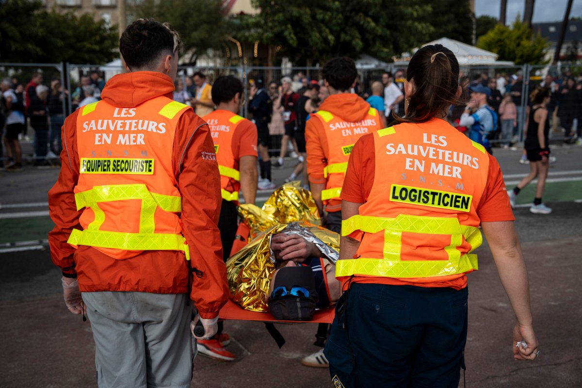 #JeudiPhoto 📸 Les #SauveteursenMer du centre de formation &amp; d'intervention #SNSM Nantes assurant les #PremiersSecours du #marathon Côte d'Amour 🏃 Aussi secouristes, les nageurs sauveteurs sont mobilisés pour assurer les 1er #secours lors d'événements nautiques ou terrestres ⛑️