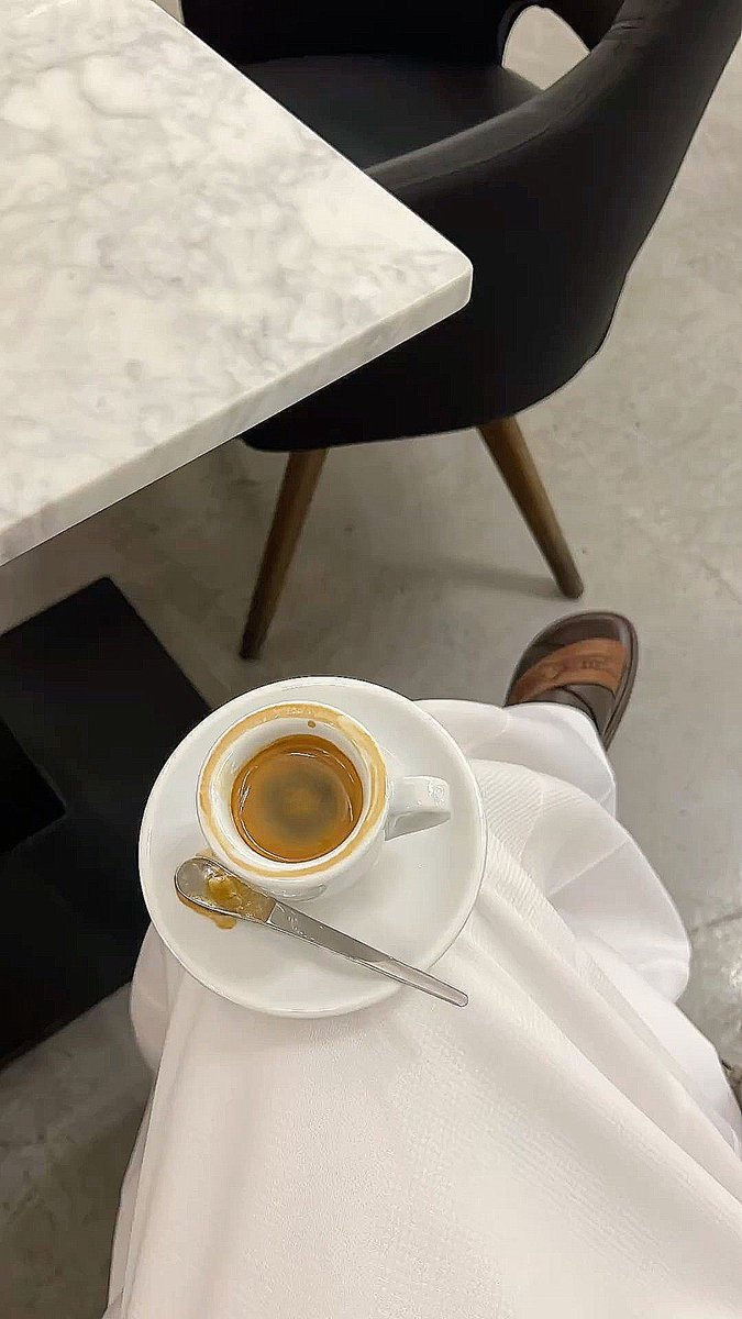 p2iw6's tweet photo. في وجهٍ يلوذ ثلجه .. في ذرى توته 
ونواعسٍ يشر الموت ب محاجرها

يا مخيّرين الشجاع ب سالفة موته 
هذي هي الموته اللي كنت أدورها https://t.co/LNex5Iiql7