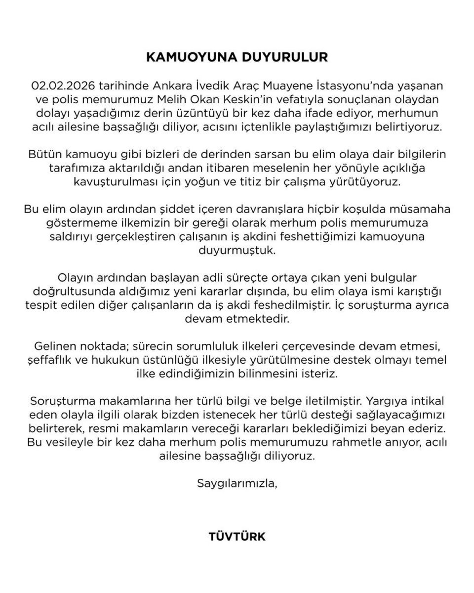 Nasıl bir rahatlık, anlamak mümkün değil. 
30 kişi işyerlerinin verdiği avantajla 1 kişiye saldırıp ölümüne sebep oluyorlar.
Fakat sadece iki kişi tutuklanıyor.
Yetmiyor, tutuklu olan şahıslar da milletle ve merhum polis memurunun ailesiyle alay eder gibi ölen polis memurundan