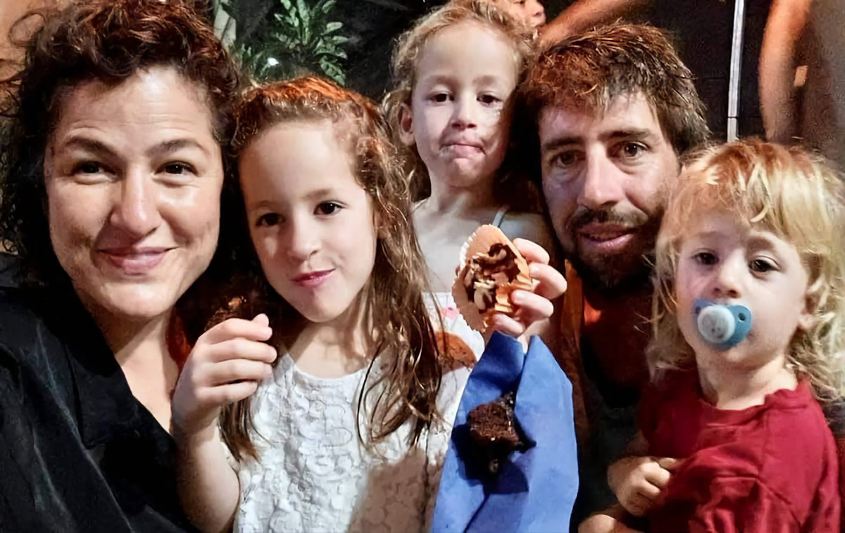 בי נשבעתי, כל יום תופיע כאן תמונה של משפחת סימן טוב קדם זכרם לברכה,
הענף שנכרת בעץ המשפחתי שלי. 
תמרי קדם בת דודתי,ג'ון בעלה, ארבל שחר ועומריקו המלאכים.
שהופקרו ונרצחו בניר עוז.

עד שממשלת המוות, מממנת החמאס, היהירה, המפקירה, המנותקת, המזופתת, המושחתת והאנטי ציונית תצא מחיינו.